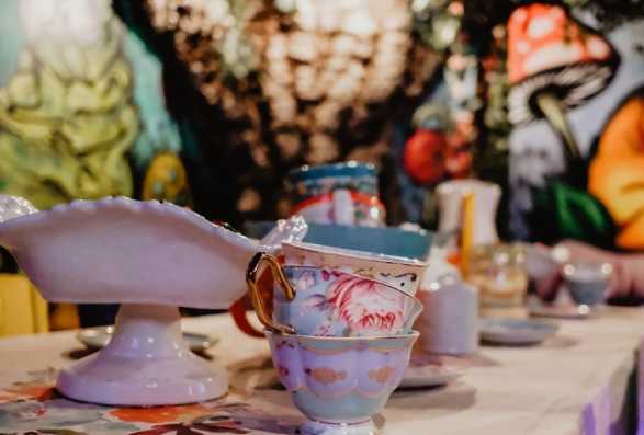 Vintage teacups and bowl on table.